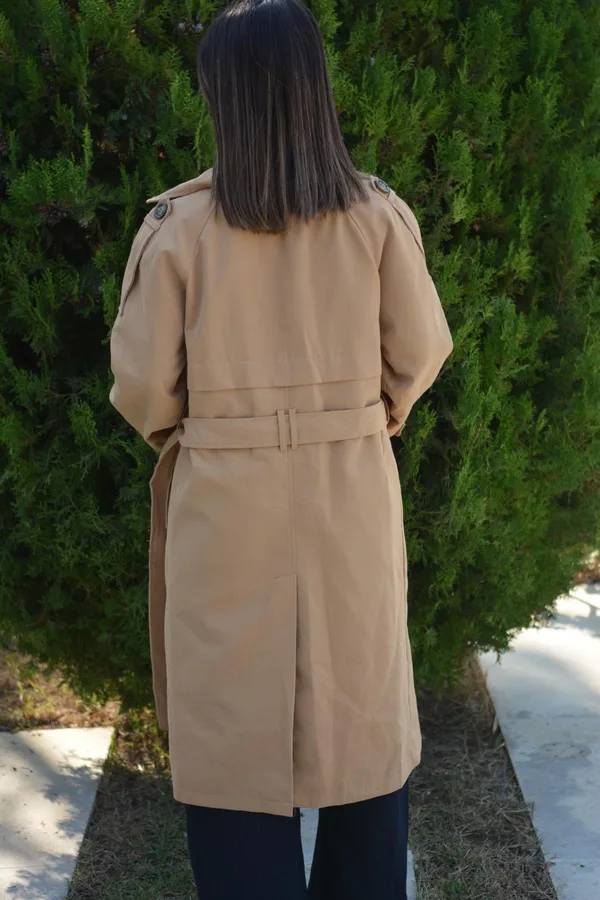 גקט מיקה חום בהיר.