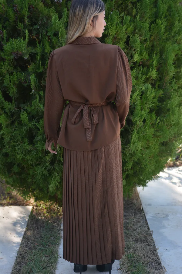 חליפת לואן חומה.