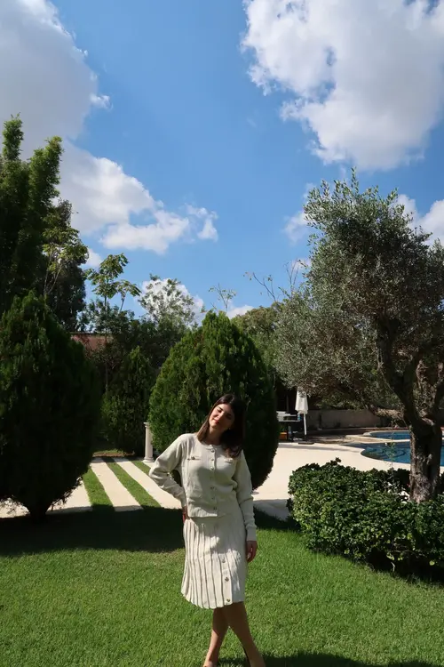 חליפת סריג לבנה