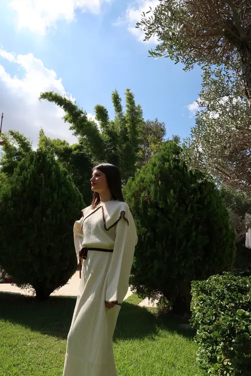 שמלת נוגה סריג לבן.