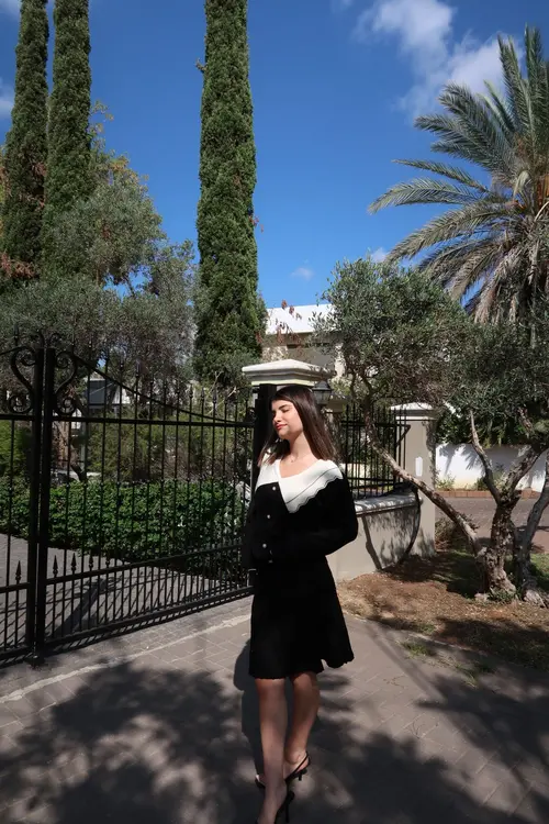 חליפת סיונה שחור ולבן.