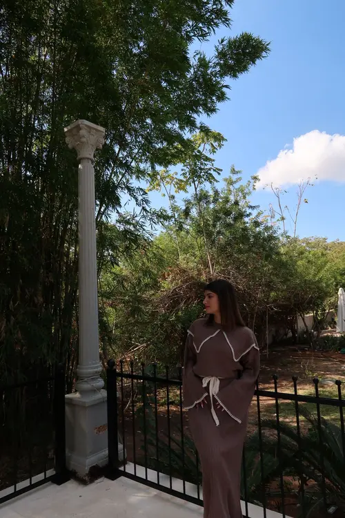שמלת נוגה סריג חום.