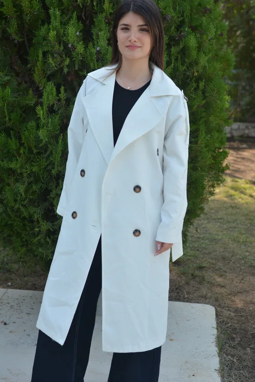 גקט מיקה לבן.