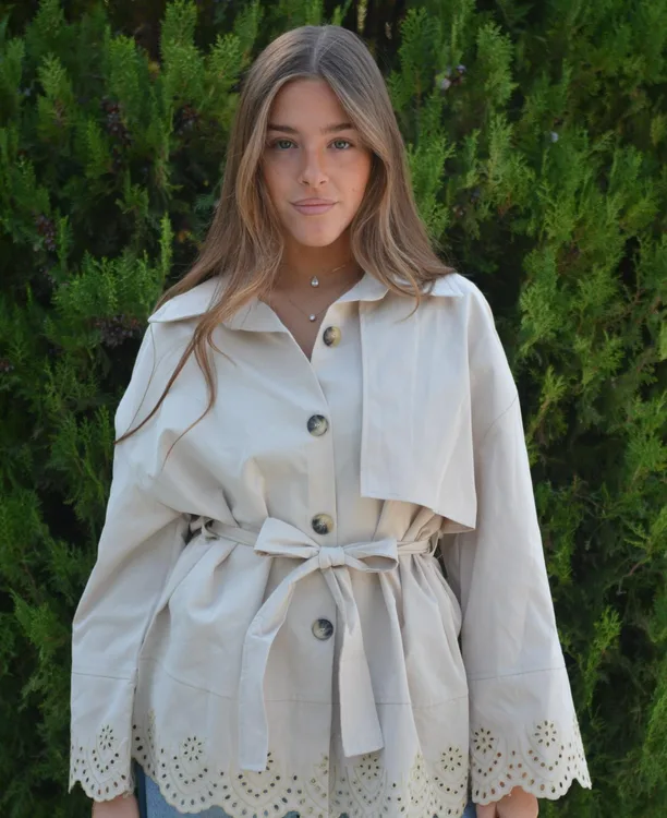 גקט קלואי קרם עדין.