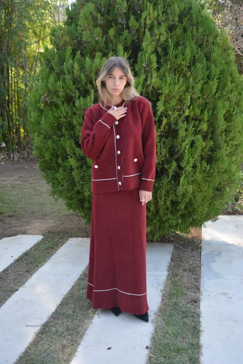 חליפת קלאי בגוון בורדו.