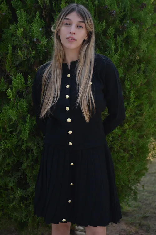 חליפת סריג שחור.