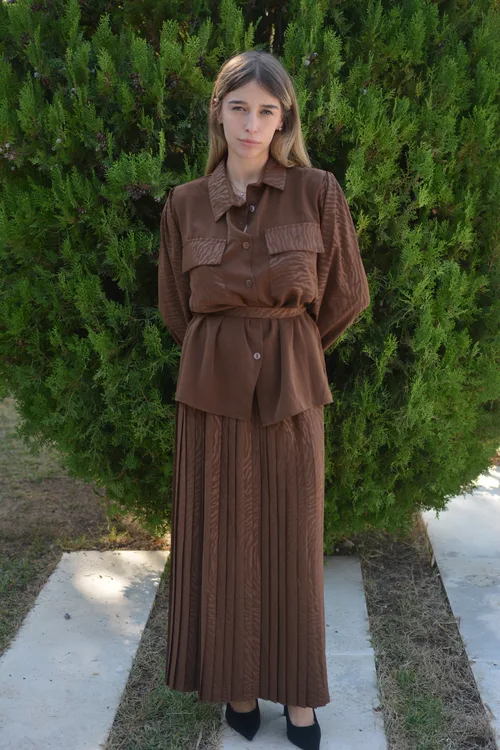 חליפת לואן חומה.