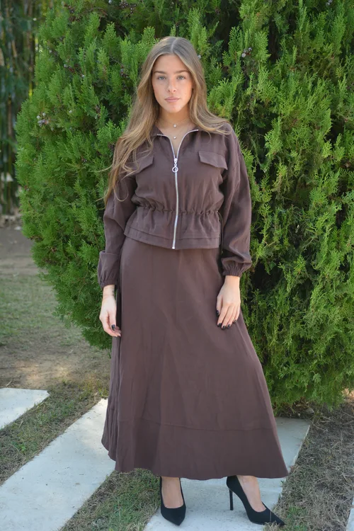 חליפת קלואה חומה.